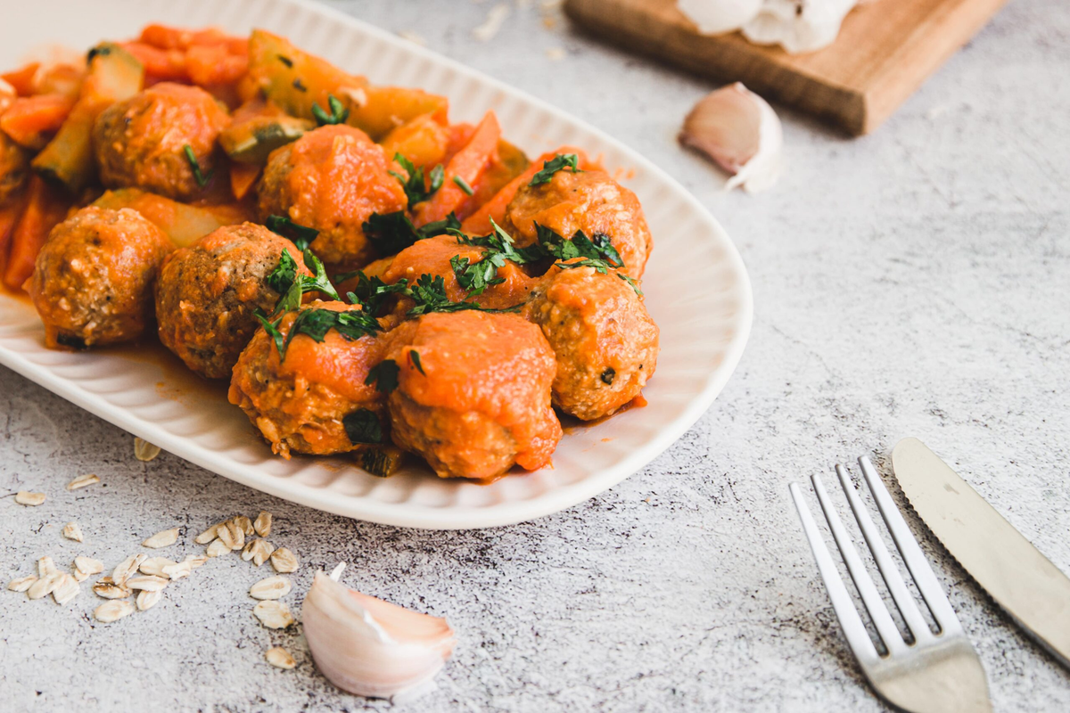 Las albóndigas de pollo y avena son una opción ideal para hacer en casa si no sabés qué cocinar. Las albóndigas de pollo y avena son una opción ideal para hacer en casa si no sabés qué cocinar.