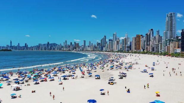 Balneario Camboriú refuerza su perfil turístico con eventos masivos que atraen a miles de argentinos cada verano.
