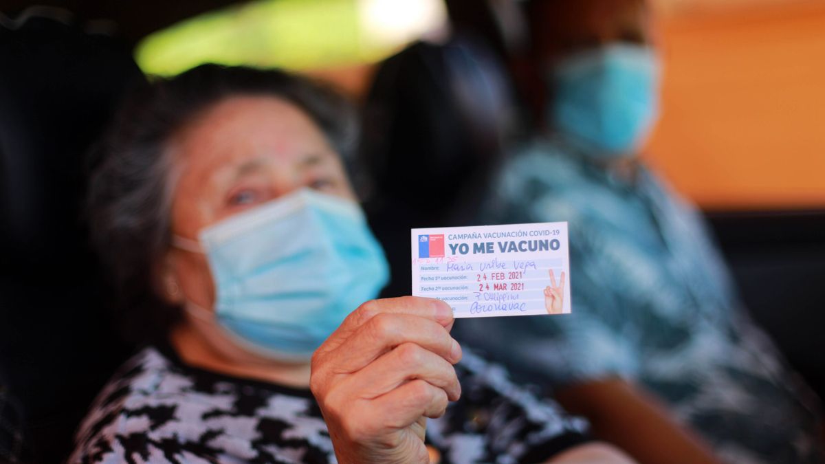 Chile se suma a Uruguay, el otro país de la región que ya inició una acción similar para dar una tercera dosis contra el coronavirus.
