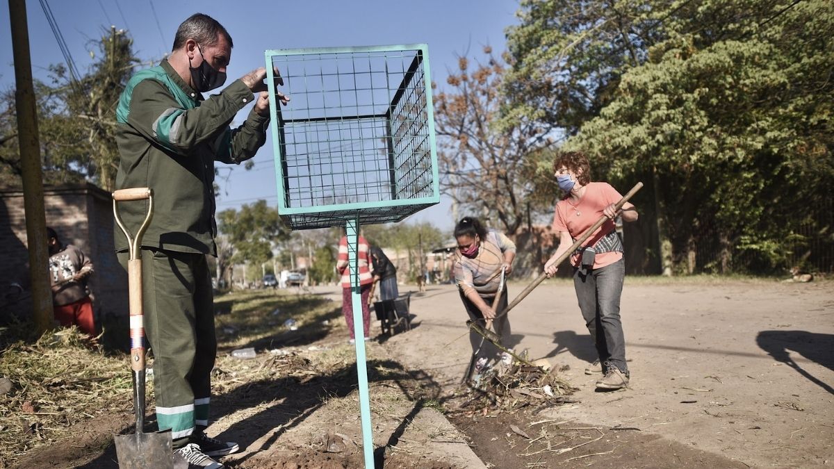 Los cestos se vienen instalando en seis barrios de la capital provincial y serán clave para erradicar microbasurales.