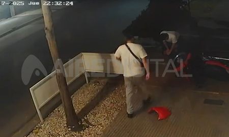 El momento en que los empleados de la heladería intentaron retener al ladrón. El momento en que los empleados de la heladería intentaron retener al ladrón.
