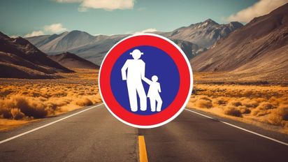 Qué significa la señal de tránsito que tiene dos personas de la mano y un fondo azul