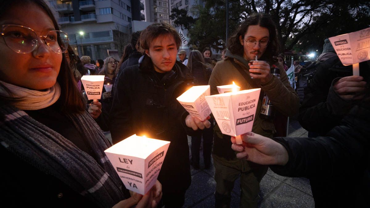 Según Conadu Histórica, el decreto impide aplicar un aumento del 40,25% previsto para los básicos de julio de 2025, lo que profundiza el deterioro salarial de docentes y preuniversitarios. Según Conadu Histórica, el decreto impide aplicar un aumento del 40,25% previsto para los básicos de julio de 2025, lo que profundiza el deterioro salarial de docentes y preuniversitarios.