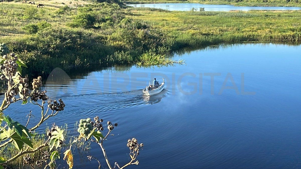 Buzos tácticos buscan a Diego Kominek, que cayó al agua tras el impacto de la camioneta. Buzos tácticos buscan a Diego Kominek, que cayó al agua tras el impacto de la camioneta.