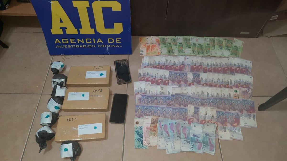 Junto a la droga, los investigadores secuestraron dinero y celulares.