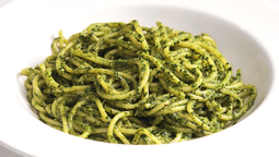 altText(Espaguetis al pesto genovés: la receta italiana clásica, fácil y llena de sabor)}