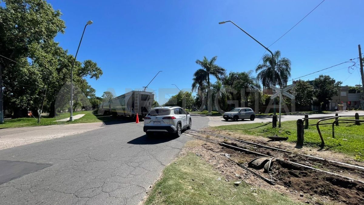 Personal de Trenes Argentinos trabajó en la zona para intentar solucionar el problema. Personal de Trenes Argentinos trabajó en la zona para intentar solucionar el problema.