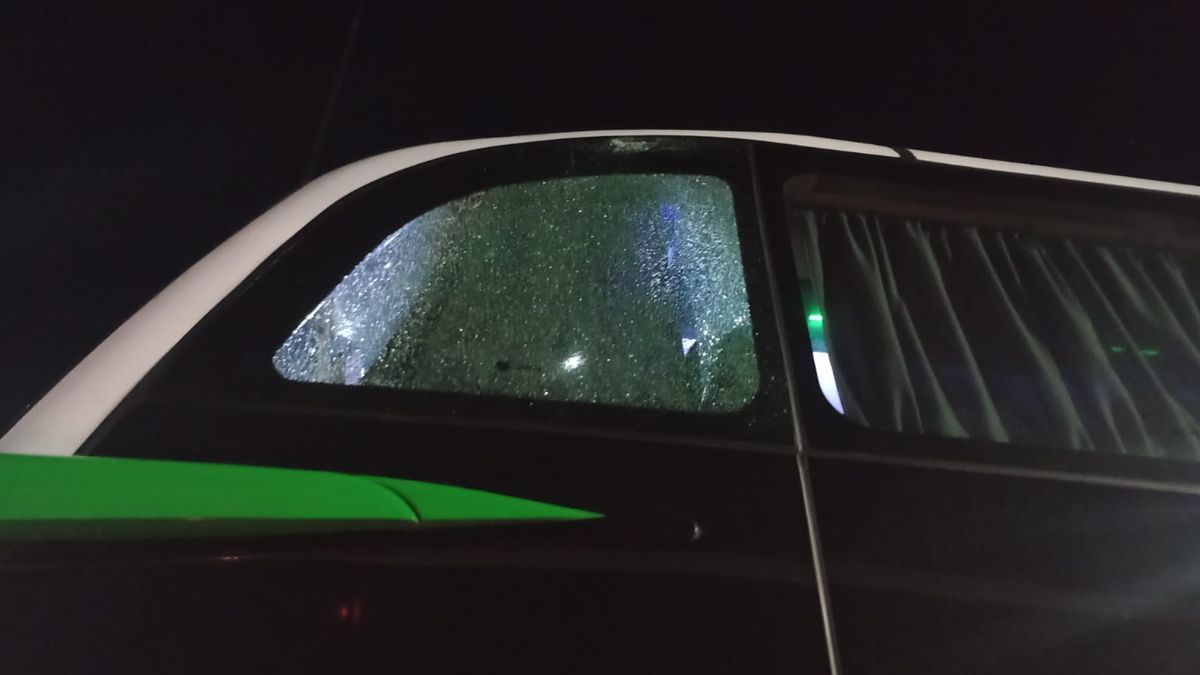 As&iacute; qued&oacute; el colectivo que trasladaba personal policial luego del ataque vand&aacute;lico ocurrido durante la madrugada de este mi&eacute;rcoles.