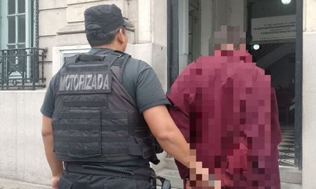 Un joven de 20 años fue aprehendido tras resistirse a un procedimiento policial. Un joven de 20 años fue aprehendido tras resistirse a un procedimiento policial.