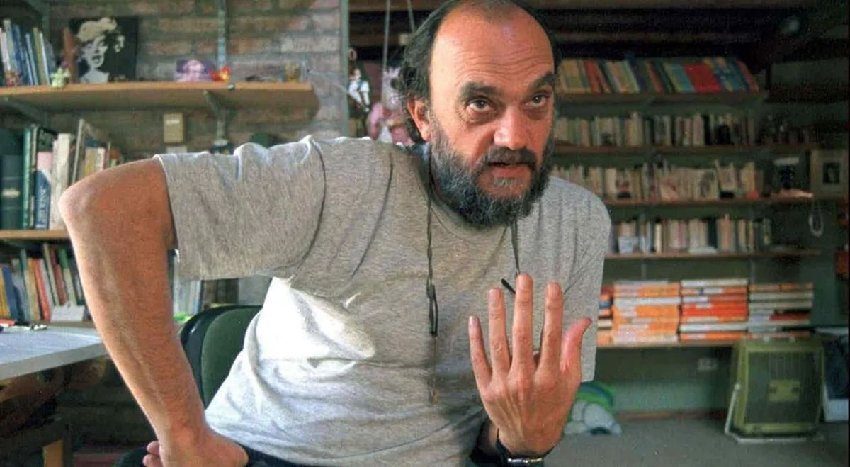 Su primer novela fue lanzada en 1981 bajo el nombre de Best Seller, la cual hoy por hoy es un clásico en la literatura de humor.