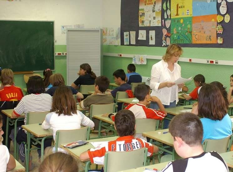 Es un programa destinado a ayudar a familias que envían a sus hijos a establecimientos educativos de los niveles inicial