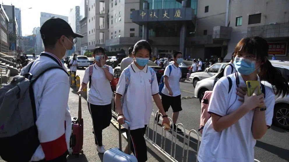 Niños van a la escuela con barbijo por el coronavirus en China. 