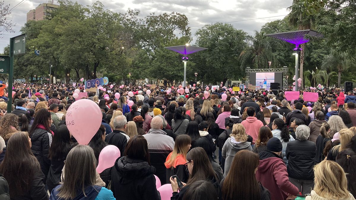 MIles de personas se congregaron este lunes por la tarde en la plaza 25 de Mayo de Resistencia