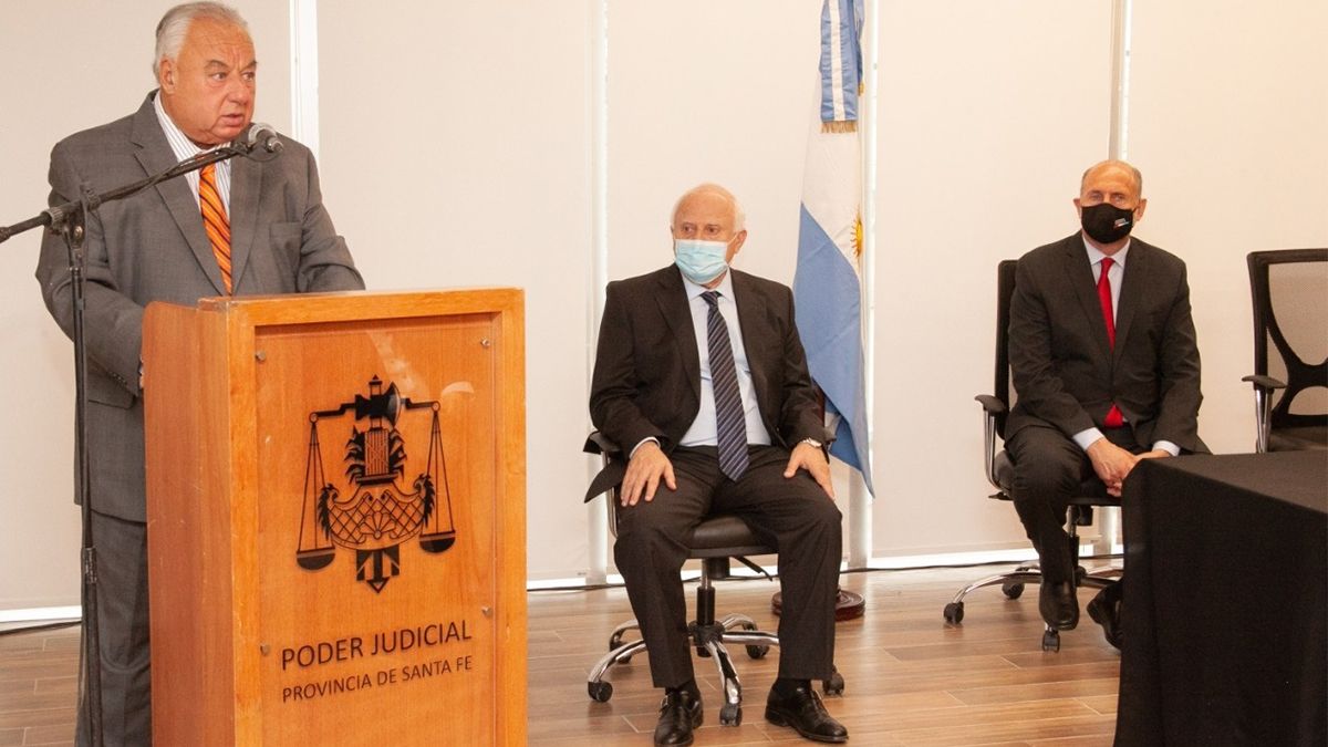 El ministro de la Corte, Rafael Gutiérrez junto al Presidente de la Cámara de Diputados, Miguel Liftchitz y el gobernador Omar Perotti.