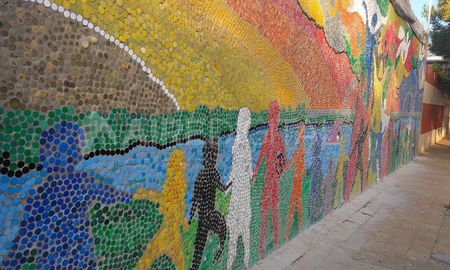 alumnos inauguraron un mural hecho con mas de 50.000 tapitas plasticas alumnos inauguraron un mural hecho con mas de 50.000 tapitas plasticas