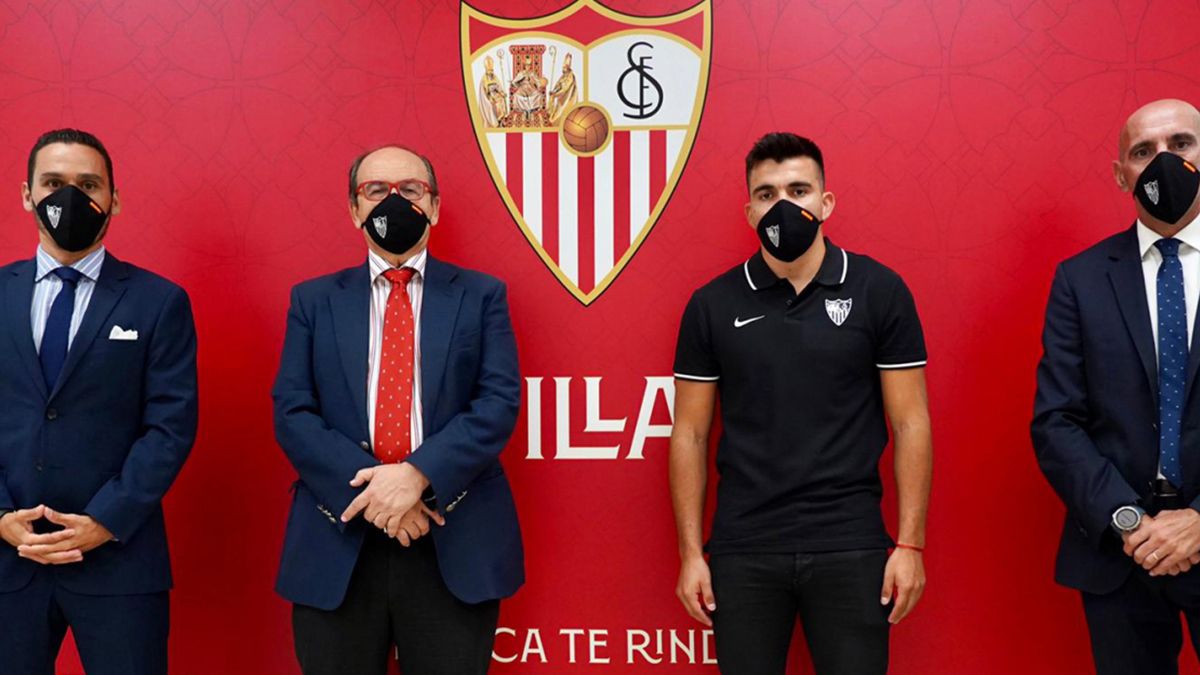 Huevo Acuña llegó al Sevilla a cambio de 10 millones de euros.