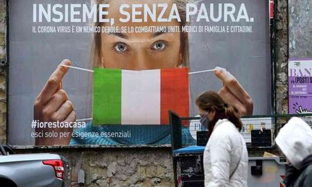 Este lunes, el Gobierno anunció que ya son cuatro las personas infectadas con la nueva variante Ómicron en Italia. Este lunes, el Gobierno anunció que ya son cuatro las personas infectadas con la nueva variante Ómicron en Italia.