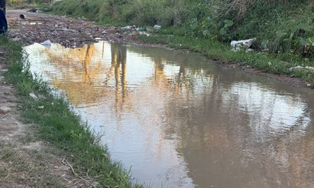 Vecinos de la bajada Distéfano denuncian que viven entre agua estancada, basura y calles intransitables. Vecinos de la bajada Distéfano denuncian que viven entre agua estancada, basura y calles intransitables.
