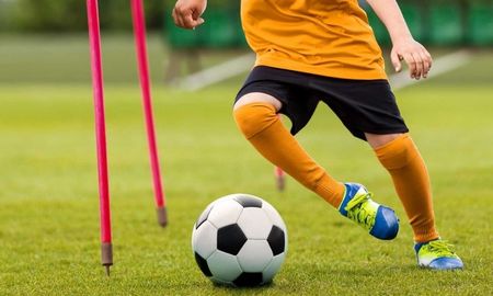 Alamara Djabi, jugador de fútbol de 19 años, fue intervenido dos veces e inducido al coma del que ya ha salido. Alamara Djabi, jugador de fútbol de 19 años, fue intervenido dos veces e inducido al coma del que ya ha salido.