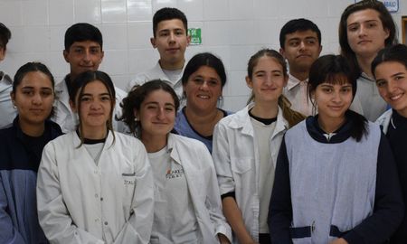 En el centro de la imagen, Marcela Carrivale, postulada a la edición 2022 del concurso Docentes que inspiran. En el centro de la imagen, Marcela Carrivale, postulada a la edición 2022 del concurso Docentes que inspiran.