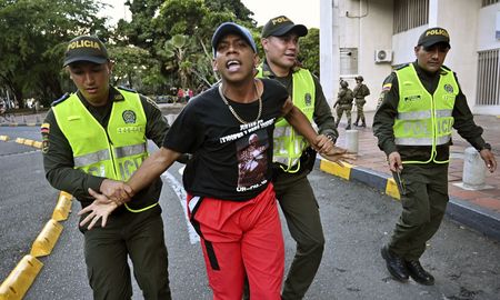 colombia expulso a 59 venezolanos acusados de vandalismo en protestas colombia expulso a 59 venezolanos acusados de vandalismo en protestas