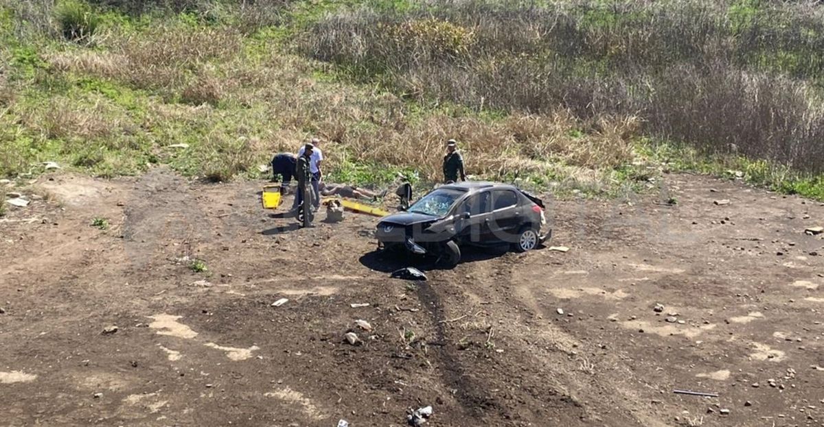 Personal de Gendarmería llegó al lugar y asistió a las víctimas del accidente.