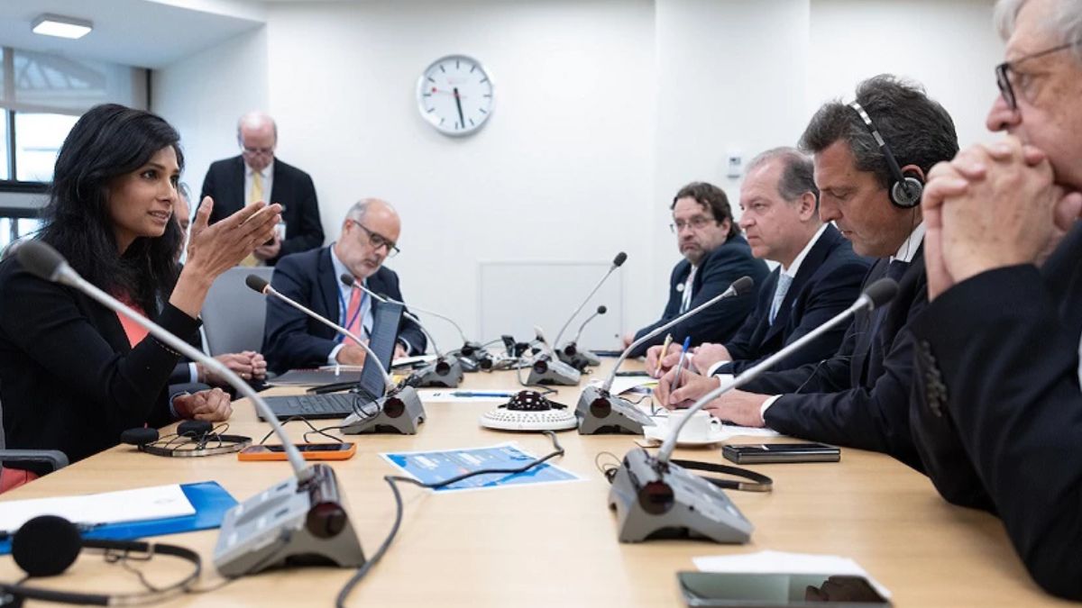 Gita Gopinath (a la izquierda en la foto) no está cómoda con un Massa candidato que quiere “pagarle para sacarse al FMI de encima” y se resiste a una devaluación “políticamente inviable” / Foto: Télam.