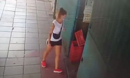 La mujer que desapareció el 7 de febrero fue captada por una cámara mientras caminaba por Tres de Febrero. La mujer que desapareció el 7 de febrero fue captada por una cámara mientras caminaba por Tres de Febrero.
