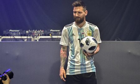 messi presento la camiseta argentina y la pelota del mundial messi presento la camiseta argentina y la pelota del mundial