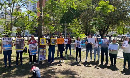Familiares y allegados a Damián Strada se manifestaron este jueves frente a los tribunales de Santa Fe. Familiares y allegados a Damián Strada se manifestaron este jueves frente a los tribunales de Santa Fe.