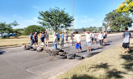 Los pescadores cortan el tránsito en el ingreso al viaducto Oroño. Los pescadores cortan el tránsito en el ingreso al viaducto Oroño.