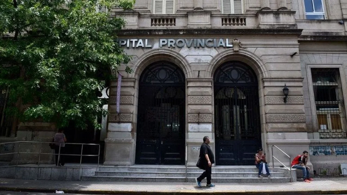 Un joven resultó herido en Rosario tras caer de un árbol cuando intentó robar cables de electricidad