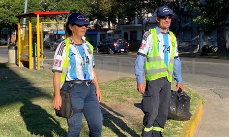 En Santo Tomé, los inspectores de tránsito decidieron sumarse a la pasión que genera la Scaloneta y este viernes trabajaron vestidos con la camiseta de la Selección Argentina. En Santo Tomé, los inspectores de tránsito decidieron sumarse a la pasión que genera la Scaloneta y este viernes trabajaron vestidos con la camiseta de la Selección Argentina.