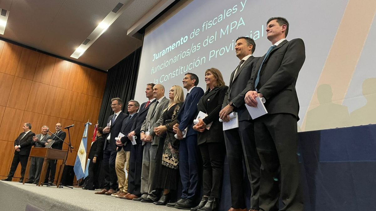 Más de 60 fiscales del centro norte de la provincia de Santa Fe juraron la nueva Constitución. Más de 60 fiscales del centro norte de la provincia de Santa Fe juraron la nueva Constitución.