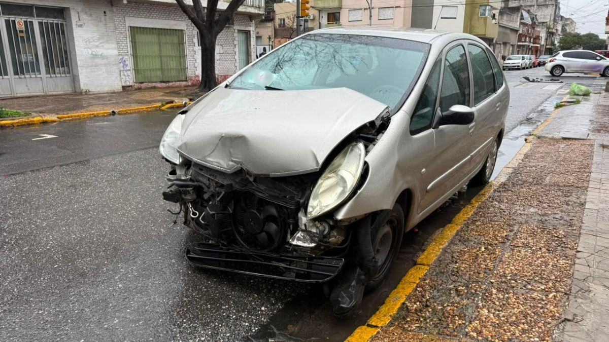 En el Citroën viajaba únicamente el conductor, quien no sufrió lesiones. En el Citroën viajaba únicamente el conductor, quien no sufrió lesiones.
