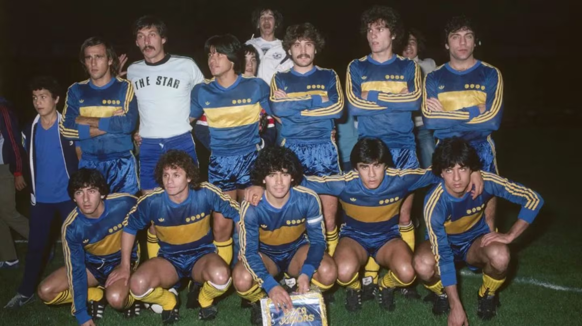 Roberto Passucci con el equipo de Boca en 1982, que tenía como capitán a un joven Maradona. Roberto Passucci con el equipo de Boca en 1982, que tenía como capitán a un joven Maradona.