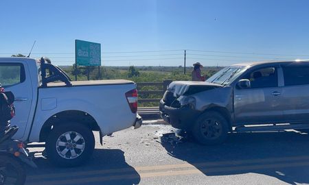 feriado con caos en el puente carretero: choque entre dos camionetas y una mujer herida feriado con caos en el puente carretero: choque entre dos camionetas y una mujer herida