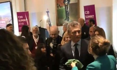 macri recibio un panuelo verde macri recibio un panuelo verde