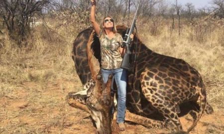 una mujer estadounidense mato a una jirafa negra, posteo fotos y dijo sentirse ?orgullosa? una mujer estadounidense mato a una jirafa negra, posteo fotos y dijo sentirse ?orgullosa?