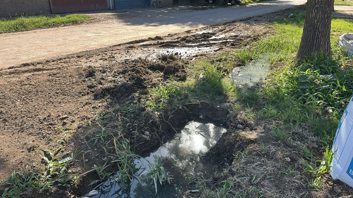 El móvil de AIRE en lugar mostró, en el programa Una Tarde A La Vez, cómo los desagües se estancan con agua cada vez que llueve.