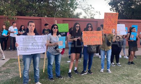 Con carteles en pedido de justicia, vecinos de Santo Tomé, familiares y amigos de Claudia Decurgez se manifestaron este viernes en las cinco esquinas. Con carteles en pedido de justicia, vecinos de Santo Tomé, familiares y amigos de Claudia Decurgez se manifestaron este viernes en las cinco esquinas.