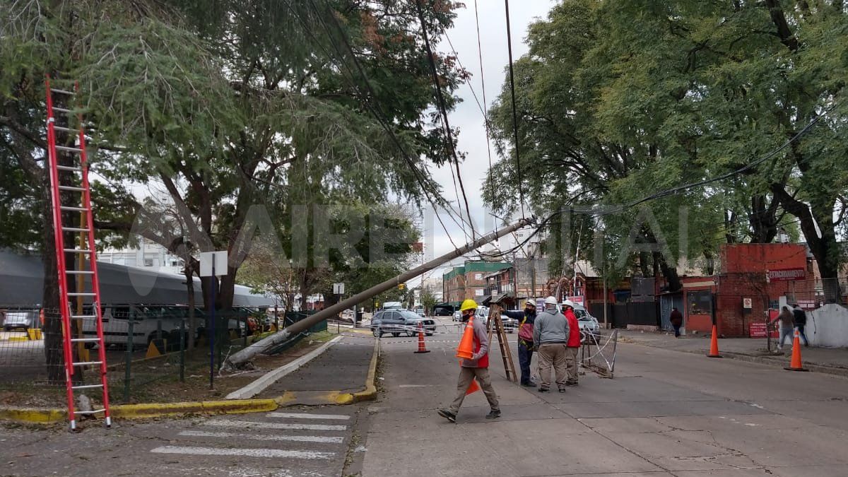 El poste de cemento sigue tendido sobre la mitad de la calzada