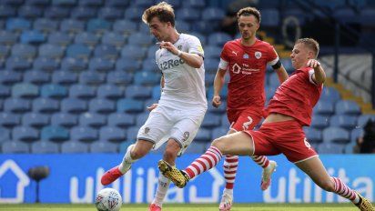 El Leeds de Bielsa derrotó al Barnsley y quedó a un paso de ascender a la Premier League