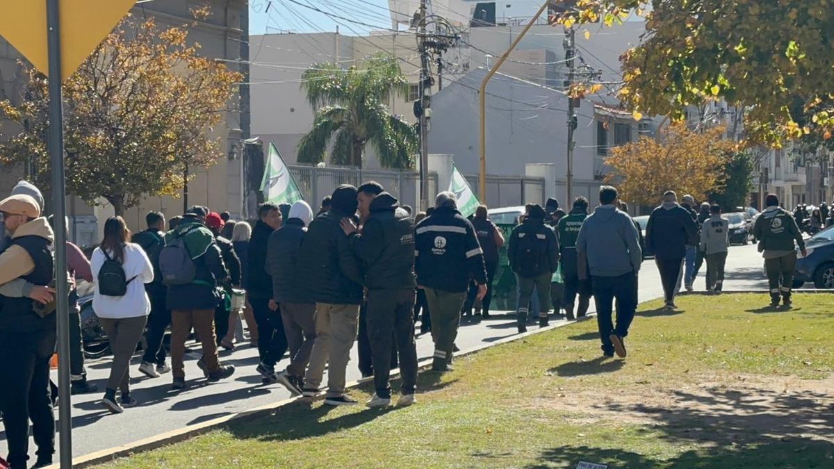 Los trabajadores nucleados en la Unión de Trabajadores Municipales (UTRAM) protagonizaron este mediodía una masiva movilización por las calles del centro de la ciudad de Santa Fe.