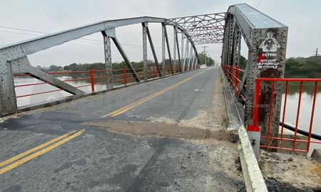Puente de hierro: taparon con tierra un bache profundo sobre la cabecera norte Puente de hierro: taparon con tierra un bache profundo sobre la cabecera norte