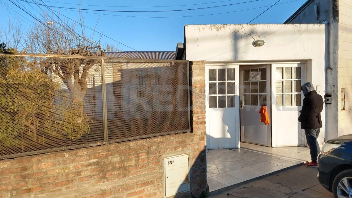 Los ladrones rompieron el vidrio de una ventana y entraron a robaren una casa de barrio Los Ángeles.