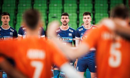 La Selección de vóley perdió ante Países Bajos y complicó sus chances de avanzar de ronda en el Mundial Polonia-Eslovenia. La Selección de vóley perdió ante Países Bajos y complicó sus chances de avanzar de ronda en el Mundial Polonia-Eslovenia.