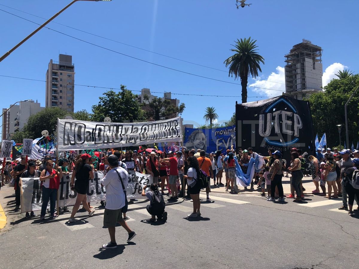 Paro general de la CGT en Santa Fe: organizaciones sociales y barriales en la plaza San Martín&nbsp;