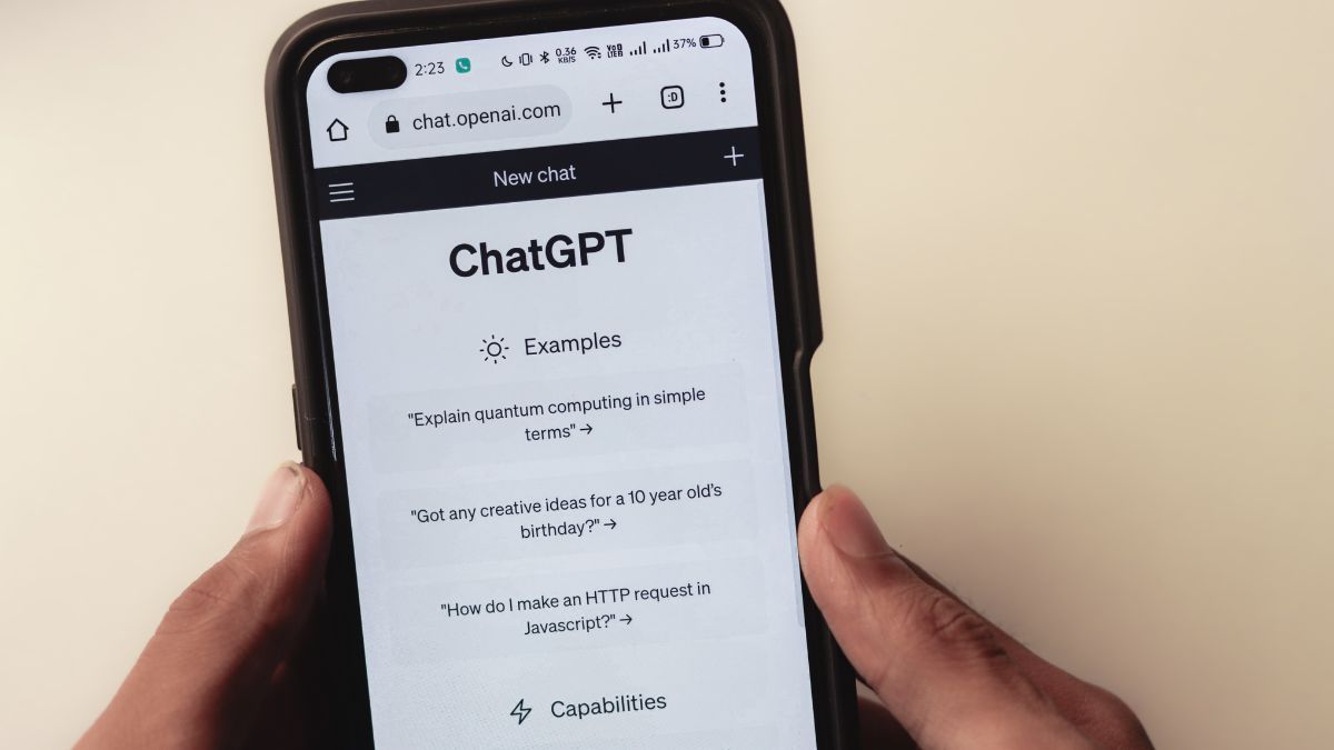 El uso de inteligencia artificial generativa de acceso público (como ChatGPT o Gemini) solo podrá realizarse para tareas de baja sensibilidad. El uso de inteligencia artificial generativa de acceso público (como ChatGPT o Gemini) solo podrá realizarse para tareas de baja sensibilidad.