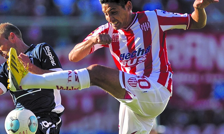 Muchos jugadores con buenos pergaminos llegaron a Unión en los últimos diez años, pero no pudieron cumplir en el campo con esas buenas expectativas. Muchos jugadores con buenos pergaminos llegaron a Unión en los últimos diez años, pero no pudieron cumplir en el campo con esas buenas expectativas.